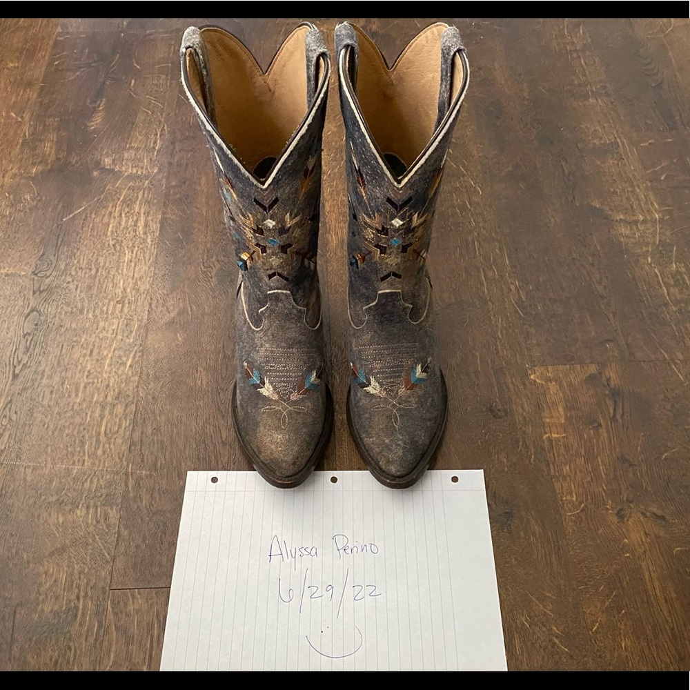 Beautiful and Stylish Shyanne Boots! Like new condition!